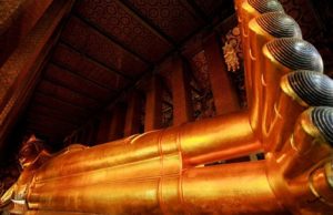 Wat Pho là ngôi chùa lớn nhất Bangkok sở hữu hơn một ngàn ảnh Phật cùng bức tượng Đức Phật ngồi tựa dài 46m và cao 15m.
